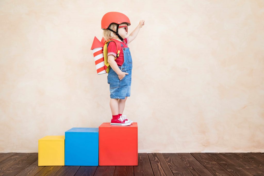 Niño jugando a ser un cohete